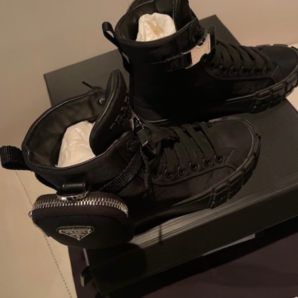 Black Re Nylon Logo Pouch Sneakers SIze 6 - Picture 4 of 9